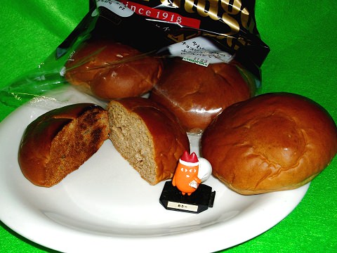 ↑ チョコレートロールパン(敷島製パン/森永製菓)