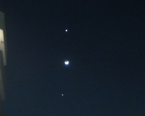 ↑ 金星、月、木星が一直線に並ぶ