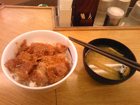 ↑ 牛カルビ丼