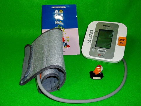 ↑ オムロン 上腕式デジタル自動血圧計 HEM7051