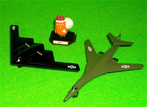 ↑ 戦略爆撃機 ボーイング B1-B LANCER/ステルス戦略爆撃機 ノースロップ・グラマン B2 SPIRIT