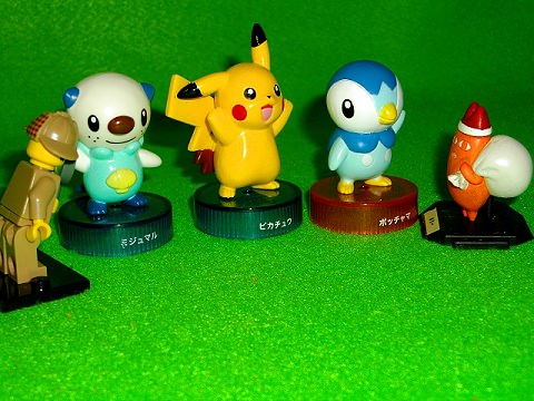 ↑ ポケットモンスター フィギュアコレクション(7-11限定：ピカチュウ、ミジュマル、ポッチャマ)