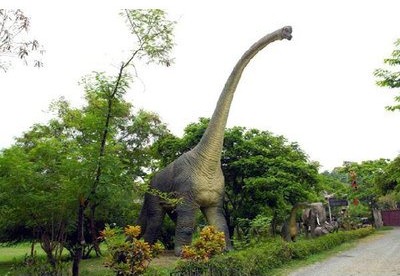 ↑ ブラキオサウルス超巨大造形物（恐竜等身大フィギュア）