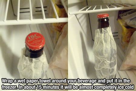 ↑ 冷蔵庫の中に濡れたペーパータオルで包んだ瓶を入れて......