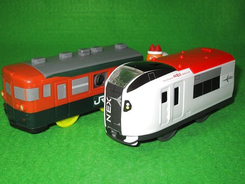 ↑ 「成田エクスプレス」「165系東海型急行電車」(ハッピーセット プラレール(2013年))