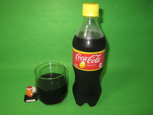↑ コカ・コーラ レモン(セブン-イレブン限定)。中味の色は通常版と変わらず