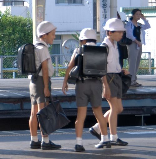 ↑ 小学生たち