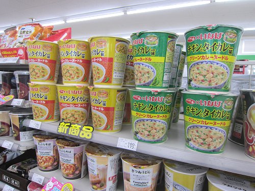 ↑ サッポロ一番 いなば食品監修 チキンとタイカレー味グリーンカレーヌードルなどがずらりと並ぶ