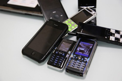 ↑ 従来型携帯電話とスマートフォン
