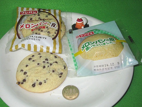 ↑ メロンパンの皮 チョコチップ(フジパン)。「メロンパンの皮 焼いちゃいました」と並べてみた