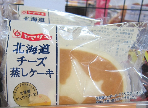 ↑ ヤマザキの「北海道チーズ蒸しケーキ」。今も昔も変わらない